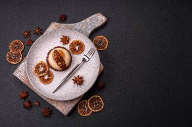 Armut limonlu kremalı tatlı tart ve koyu beton arka planda çikolatalı kek tabanı.