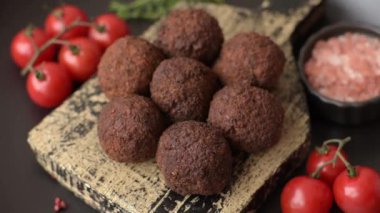 Nohut, baharat ve ottan yapılmış koyu beton arka planda Falafel vejetaryen ve vejetaryen yemekleri