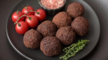 Nohut, baharat ve ottan yapılmış koyu beton arka planda Falafel vejetaryen ve vejetaryen yemekleri