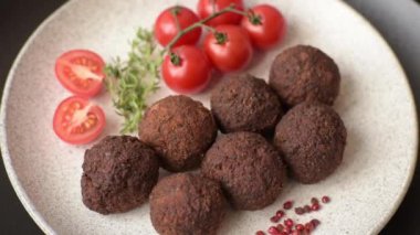 Nohut, baharat ve ottan yapılmış koyu beton arka planda Falafel vejetaryen ve vejetaryen yemekleri