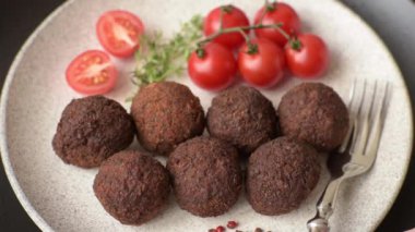 Nohut, baharat ve ottan yapılmış koyu beton arka planda Falafel vejetaryen ve vejetaryen yemekleri