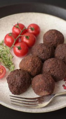 Nohut, baharat ve ottan yapılmış koyu beton arka planda Falafel vejetaryen ve vejetaryen yemekleri