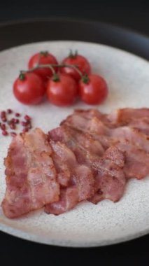 Lezzetli kızarmış domuz pastırması, tuzlu ve baharatlı, besleyici bir kahvaltı malzemesi..