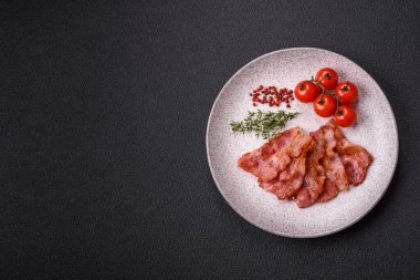 Lezzetli kızarmış domuz pastırması, tuzlu ve baharatlı, besleyici bir kahvaltı malzemesi..