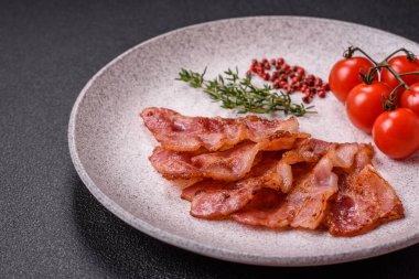 Lezzetli kızarmış domuz pastırması, tuzlu ve baharatlı, besleyici bir kahvaltı malzemesi..