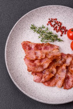 Lezzetli kızarmış domuz pastırması, tuzlu ve baharatlı, besleyici bir kahvaltı malzemesi..