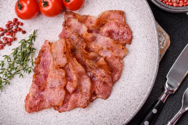 Lezzetli kızarmış domuz pastırması, tuzlu ve baharatlı, besleyici bir kahvaltı malzemesi..