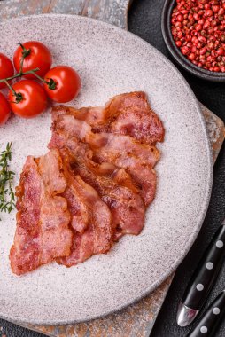 Lezzetli kızarmış domuz pastırması, tuzlu ve baharatlı, besleyici bir kahvaltı malzemesi..