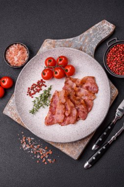 Lezzetli kızarmış domuz pastırması, tuzlu ve baharatlı, besleyici bir kahvaltı malzemesi..