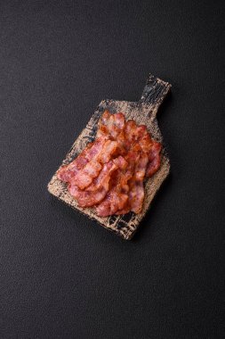 Lezzetli kızarmış domuz pastırması, tuzlu ve baharatlı, besleyici bir kahvaltı malzemesi..