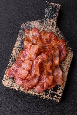 Lezzetli kızarmış domuz pastırması, tuzlu ve baharatlı, besleyici bir kahvaltı malzemesi..