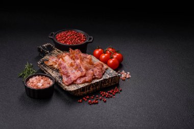 Lezzetli kızarmış domuz pastırması, tuzlu ve baharatlı, besleyici bir kahvaltı malzemesi..