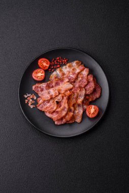 Lezzetli kızarmış domuz pastırması, tuzlu ve baharatlı, besleyici bir kahvaltı malzemesi..