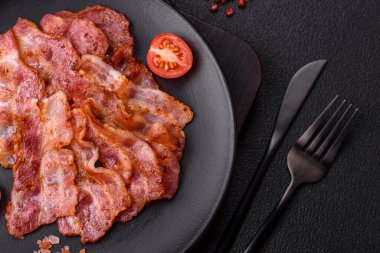 Lezzetli kızarmış domuz pastırması, tuzlu ve baharatlı, besleyici bir kahvaltı malzemesi..