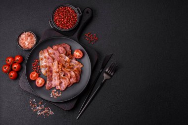 Lezzetli kızarmış domuz pastırması, tuzlu ve baharatlı, besleyici bir kahvaltı malzemesi..