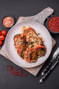 Patlıcan, domates ve kabak halkaları. Sos içinde tuz ve baharatla pişirilmiş tavuk ve sarımsak parçaları.