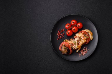 Patlıcan, domates ve kabak halkaları. Sos içinde tuz ve baharatla pişirilmiş tavuk ve sarımsak parçaları.