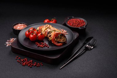 Patlıcan, domates ve kabak halkaları. Sos içinde tuz ve baharatla pişirilmiş tavuk ve sarımsak parçaları.