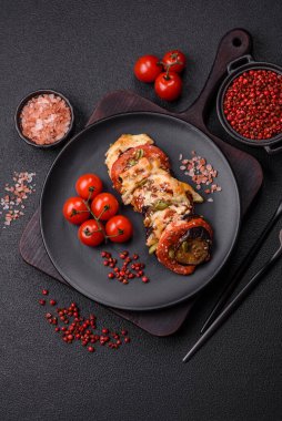 Patlıcan, domates ve kabak halkaları. Sos içinde tuz ve baharatla pişirilmiş tavuk ve sarımsak parçaları.