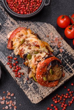 Patlıcan, domates ve kabak halkaları. Sos içinde tuz ve baharatla pişirilmiş tavuk ve sarımsak parçaları.