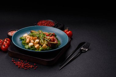 Lezzetli kızarmış falafel nohuttan, kimyondan, tuzlu humus ve baharatlı koyu beton arka planda.