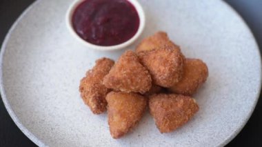 Brie peyniri ya da peynirli krem peynirli patates kızartması, fast food, koyu beton arka planda yemek.