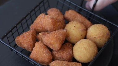 Brie peyniri ya da peynirli krem peynirli patates kızartması, fast food, koyu beton arka planda yemek.