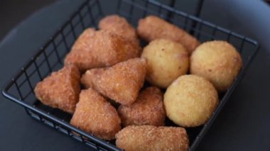 Brie peyniri ya da peynirli krem peynirli patates kızartması, fast food, koyu beton arka planda yemek.