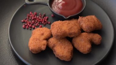 Koyu beton arka planda lezzetli çıtır tavuk nuggetları. Sağlıksız yemek, fast food