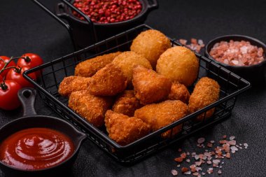 Brie peyniri ya da peynirli krem peynirli patates kızartması, fast food, koyu beton arka planda yemek.