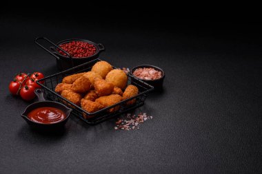Brie peyniri ya da peynirli krem peynirli patates kızartması, fast food, koyu beton arka planda yemek.