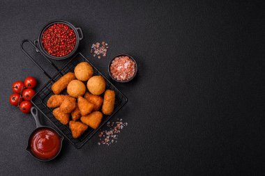 Brie peyniri ya da peynirli krem peynirli patates kızartması, fast food, koyu beton arka planda yemek.