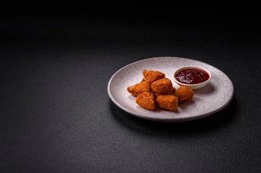 Brie peyniri ya da peynirli krem peynirli patates kızartması, fast food, koyu beton arka planda yemek.