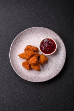 Brie peyniri ya da peynirli krem peynirli patates kızartması, fast food, koyu beton arka planda yemek.