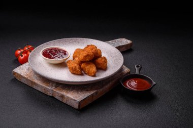 Brie peyniri ya da peynirli krem peynirli patates kızartması, fast food, koyu beton arka planda yemek.