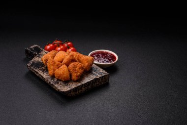 Brie peyniri ya da peynirli krem peynirli patates kızartması, fast food, koyu beton arka planda yemek.