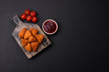 Brie peyniri ya da peynirli krem peynirli patates kızartması, fast food, koyu beton arka planda yemek.