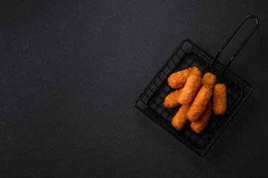 Peynirli, mozzarella, tuz ve baharatlı, yağda kızartılmış leziz çıtır peynir çubukları. Fast food, paket servis.