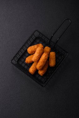 Peynirli, mozzarella, tuz ve baharatlı, yağda kızartılmış leziz çıtır peynir çubukları. Fast food, paket servis.