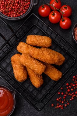 Peynirli, mozzarella, tuz ve baharatlı, yağda kızartılmış leziz çıtır peynir çubukları. Fast food, paket servis.