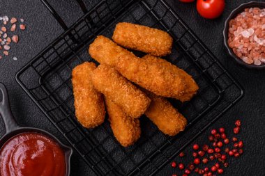 Peynirli, mozzarella, tuz ve baharatlı, yağda kızartılmış leziz çıtır peynir çubukları. Fast food, paket servis.