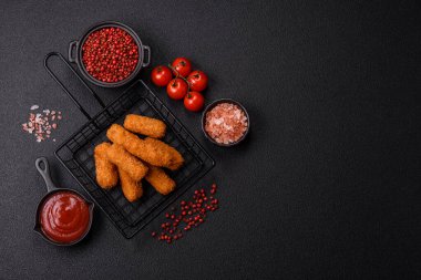 Peynirli, mozzarella, tuz ve baharatlı, yağda kızartılmış leziz çıtır peynir çubukları. Fast food, paket servis.