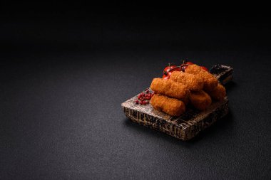 Peynirli, mozzarella, tuz ve baharatlı, yağda kızartılmış leziz çıtır peynir çubukları. Fast food, paket servis.