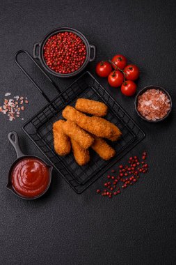 Peynirli, mozzarella, tuz ve baharatlı, yağda kızartılmış leziz çıtır peynir çubukları. Fast food, paket servis.