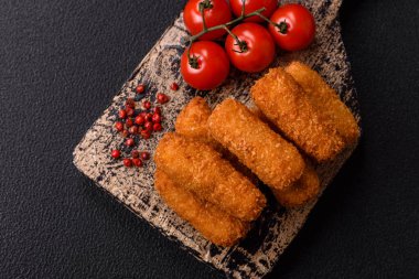 Peynirli, mozzarella, tuz ve baharatlı, yağda kızartılmış leziz çıtır peynir çubukları. Fast food, paket servis.