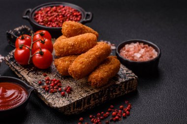 Peynirli, mozzarella, tuz ve baharatlı, yağda kızartılmış leziz çıtır peynir çubukları. Fast food, paket servis.