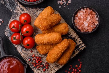 Peynirli, mozzarella, tuz ve baharatlı, yağda kızartılmış leziz çıtır peynir çubukları. Fast food, paket servis.