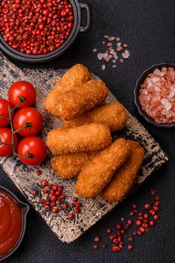 Peynirli, mozzarella, tuz ve baharatlı, yağda kızartılmış leziz çıtır peynir çubukları. Fast food, paket servis.