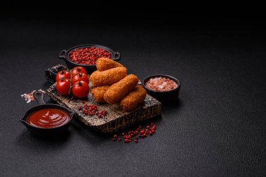 Peynirli, mozzarella, tuz ve baharatlı, yağda kızartılmış leziz çıtır peynir çubukları. Fast food, paket servis.