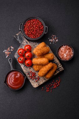 Peynirli, mozzarella, tuz ve baharatlı, yağda kızartılmış leziz çıtır peynir çubukları. Fast food, paket servis.